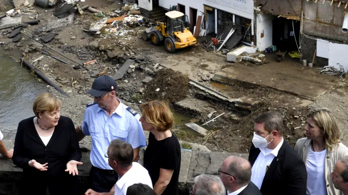 Německá kancléřka Merkelová na místě záplav v Porýní-Falci