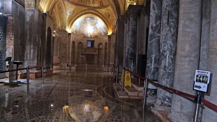 Zaplavená podlaha v benátské bazilice svatého Marka