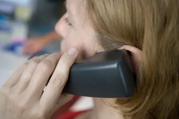 Covidová linka 1221 by mohla být zdarma. Volání je ale zatím bezplatné pouze u T-Mobilu