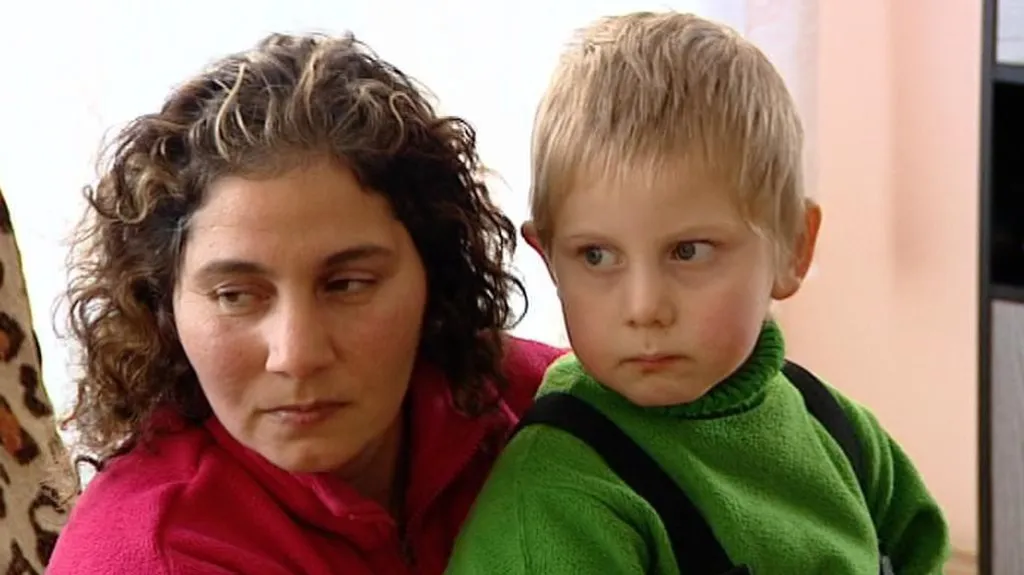 Jedna z matek z azylového domu