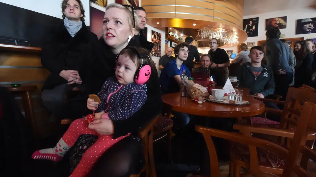 Studenti Slezské univerzity v jedné z opavských kaváren