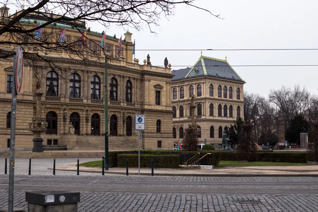 Tóny z Rudolfina utichly a s nimi i pohyb na prostranství  před budovou