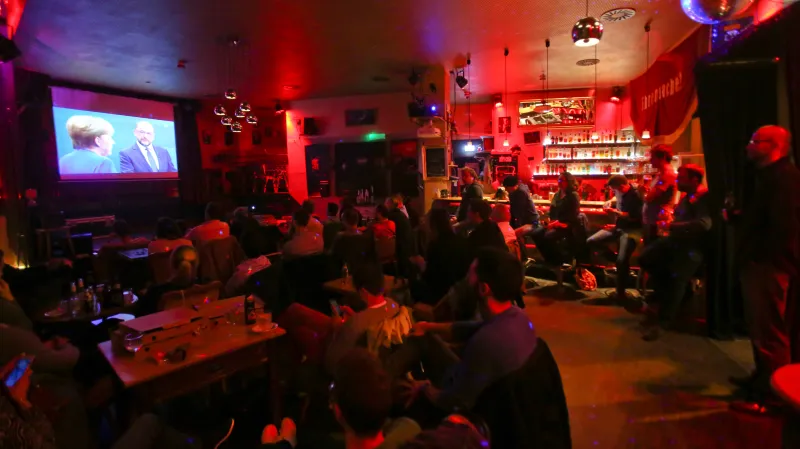 Berlínský bar sleduje debatu Schulze s Merkelovou