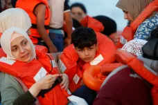 Záchranáři vytahují z vod Středozemního moře více prchajících lidí