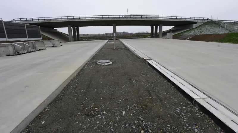 Dálnice D1 nyní ve směru od Bohumína končí v Přerově, pokračování brání hlavně spory o vhodnou trasu. Auta zatím musí sjíždět do města