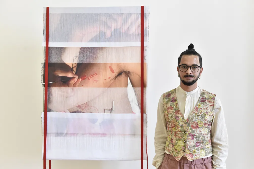 Intimní fotograficko-textilní instalací představuje Robert Gabris první výstup z projektu Error, v němž se chce dlouhodobě věnovat „menšině v menšině“, tedy Romům s minoritní sexuální orientací