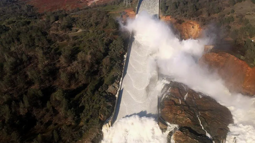 Poškozený přepad v přehradě Oroville
