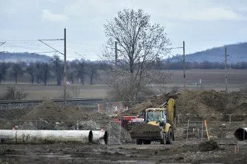 Mezi Kutnou Horou a Čáslaví nejezdí vlaky. Nákladní auto u Církvice strhlo trolej