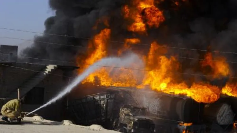 Hořící cisterny s benzínem