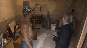 Lidé bez domova pracují na opravě domu