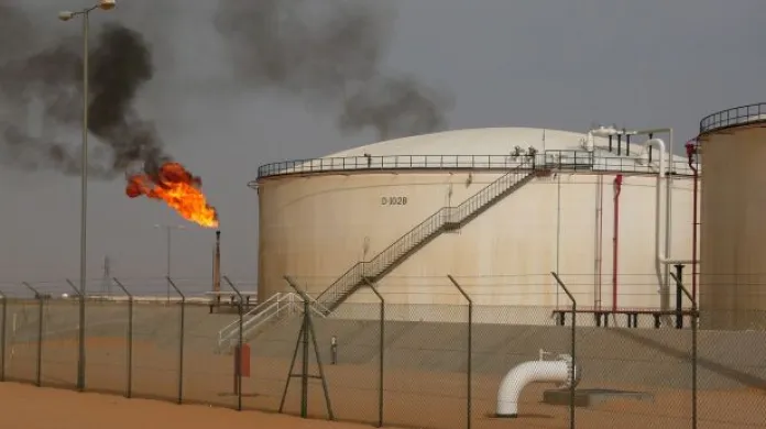 Zpravodaj ČT o závislosti libyjských vlád na příjmech z ropy