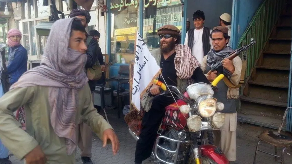 Bojovník Talibanu v ulicích Kunduzu