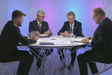 Politici se přou o platovém automatu a zmrazování