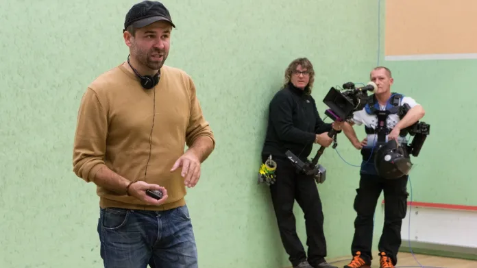 Režisér Dan Svátek při natáčení minisérie Reportéři a ti druzí