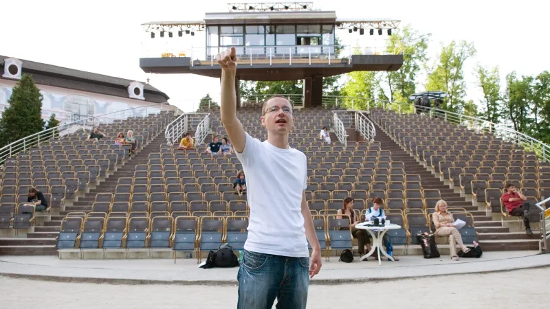 Martin Glaser před otáčivým hledištěm