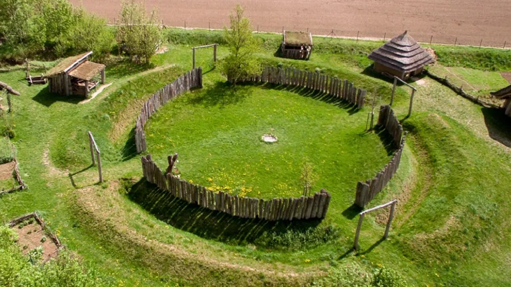 Rekonstrukce rondel z Archeoparku pravěku ve Všestarech