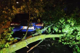 Po bouřích jsou bez proudu tisíce lidí, padaly i kroupy jako míčky