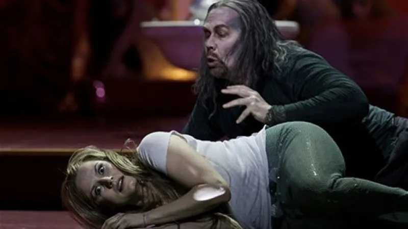 Premiéra Rusalky Antonína Dvořáka v Královské opeře v londýnské Covent Garden se setkala s bučením diváků a s naprosto protichůdnými kritikami. Tvůrci inscenace zasadili děj do současnosti a podle kritika listu The Daily Telegraph udělali z Rusalky "štětku z maloměstského bordelu".