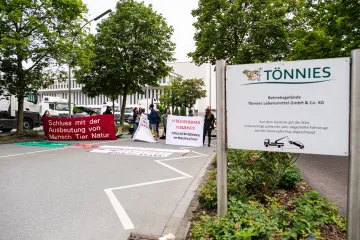 Jeden z nejbohatších Němců pod tlakem. Tönnies přišel o fotbalový klub i zákazníky