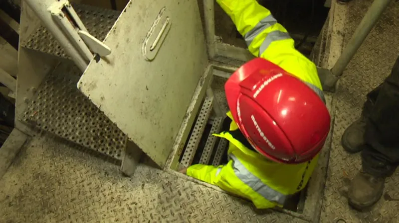 Technik v razícím štítu