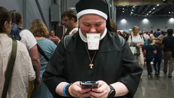Řeholní sestra na oslavách blahořečení kněží Jana Buly a Václava Drboly