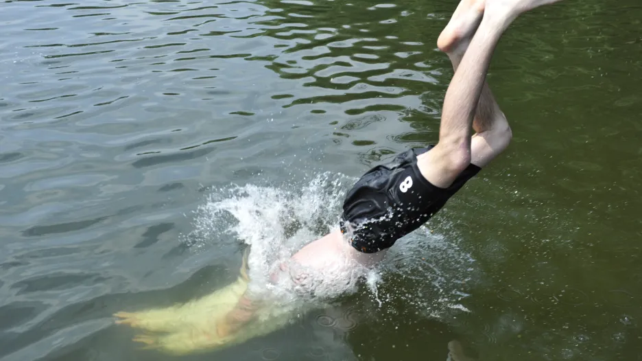 Skákání do vody může být nebezpečné