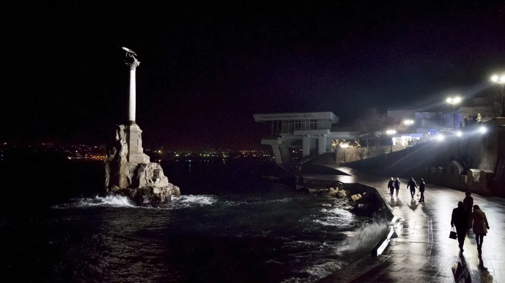 Potemnělé vycházkové korzo černomořského Sevastopolu