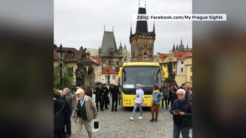 Řidič autobus vjel omylem na Karlův most