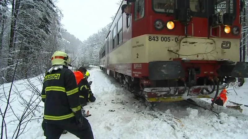 Hasiči vyprošťují zablokovaný vlak