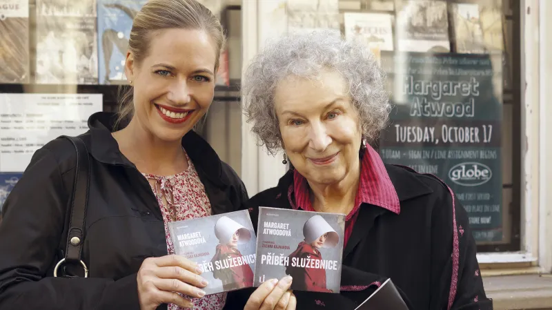 Zuzana Kainarová a Margaret Atwoodová s audioknihou Příběh služebnice