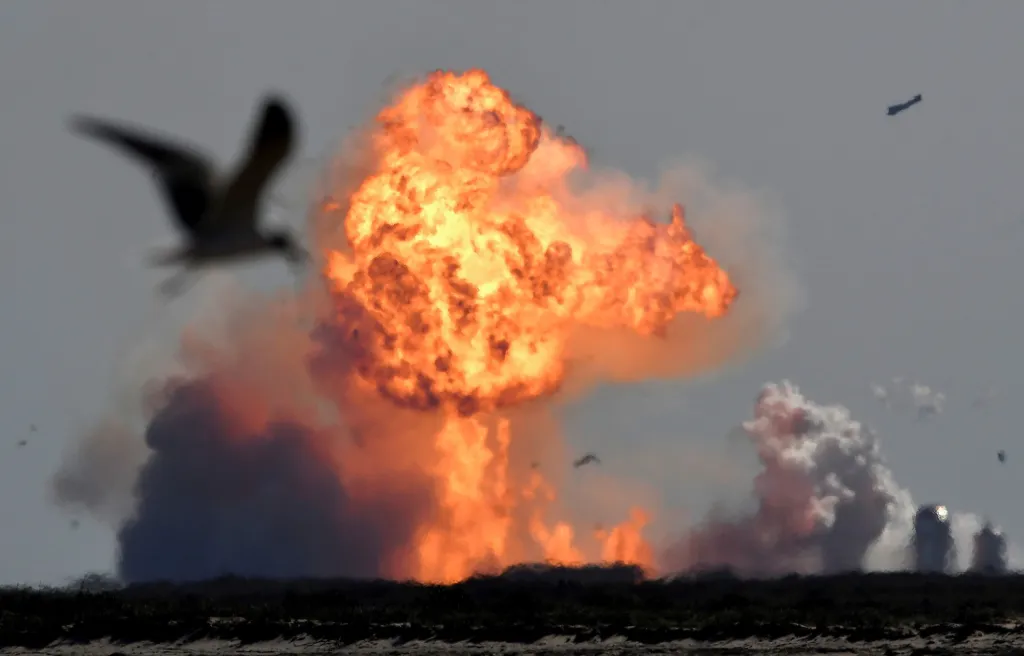 Ohnivý hřib způsobila exploze testovací rakety SpaceX Starship SN9