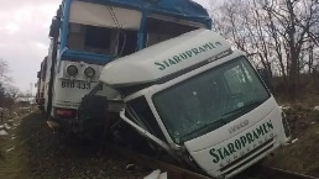 Na Třebíčsku došlo ke srážce auta s vlakem, řidič nákladního vozu je mrtvý