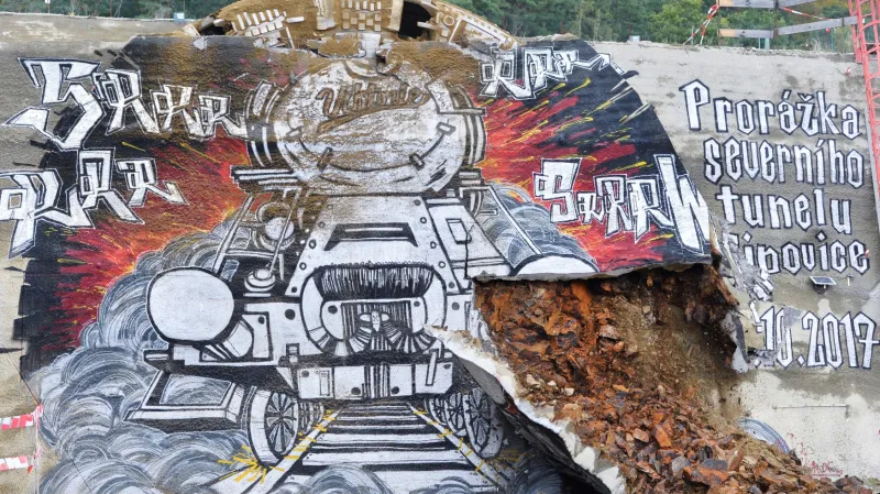 Řezný štít se prokousal graffiti malbou na stěně svahu.