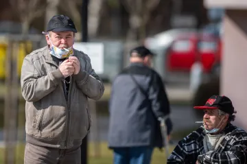 Kouřit se smí jenom v soukromí. Cigareta není důvodem pro sundání roušky na ulici