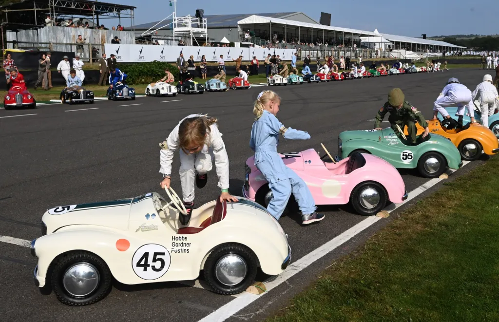Fanoušci motorismu se sešli na závodním okruhu u města Chichester v jižní části Velké Británie. Součástí třídenního setkání milovníků veteránů je i soutěž dětí, které se účastní stylového retro závodu šlapacích autíček