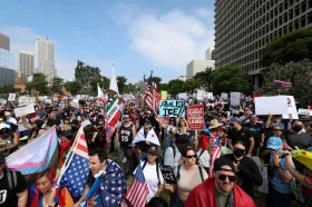 Lidé napříč USA protestují proti Trumpovi