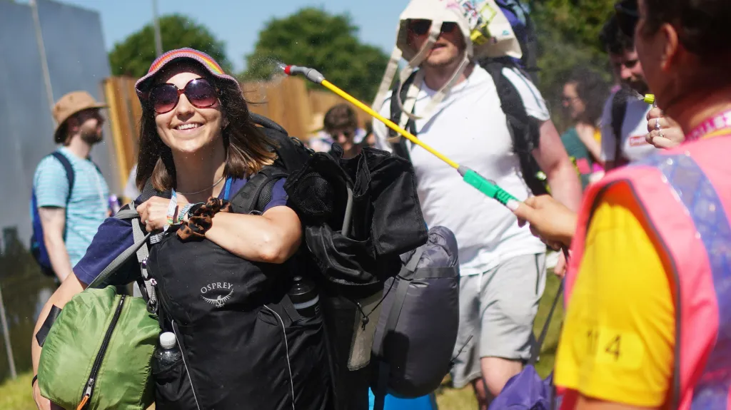 Návštěvníci přijíždí na festival Glastonbury (2022)