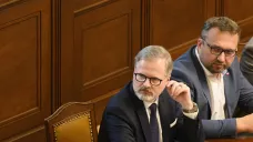 Zleva premiér Petr Fiala (ODS), ministr práce a sociálních věcí Marian Jurečka (KDU-ČSL) a ministr zdravotnictví Vlastimil Válek (TOP09) na mimořádné schůzi sněmovny