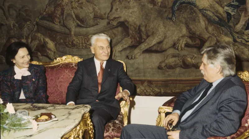 Manželé Baťovi během jednání s Jiřím Dienstbierem