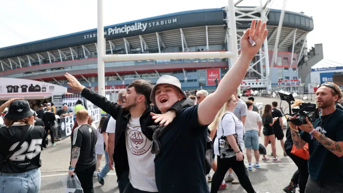 Fanoušci Oasis před comebackovým koncertem kapely