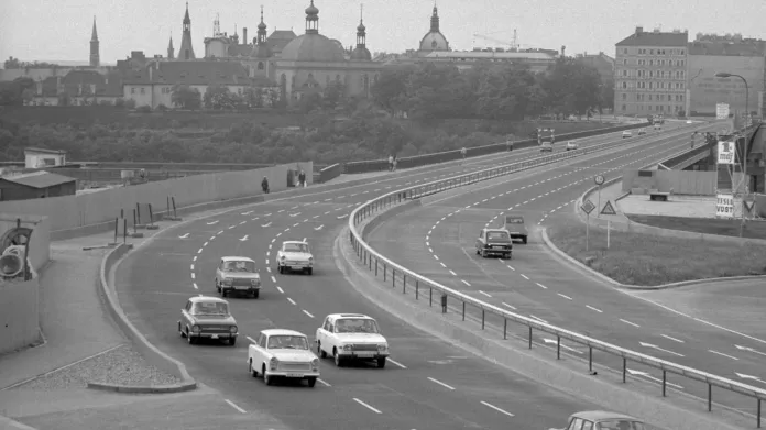 Fotografie Nuselského mostu z roku 1974 s trabantem, wartburgem, embéčkem, zato bez lávky pro pěší