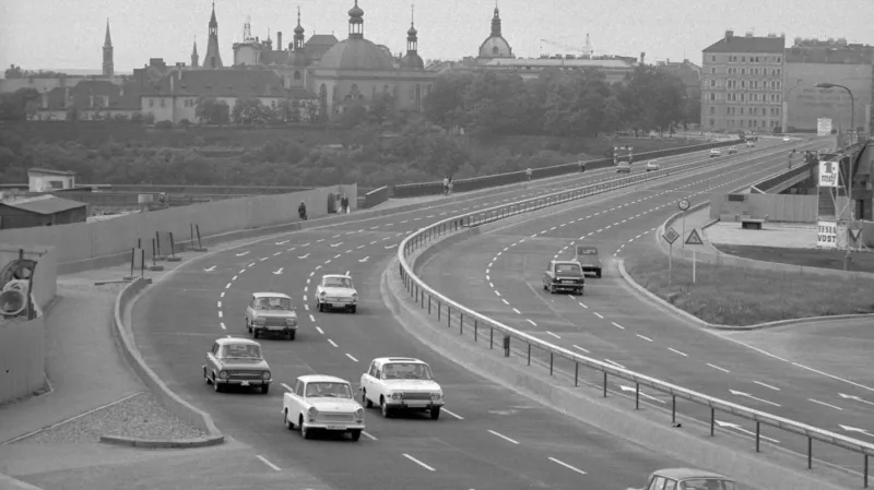 Fotografie Nuselského mostu z roku 1974 s trabantem, wartburgem, embéčkem, zato bez lávky pro pěší