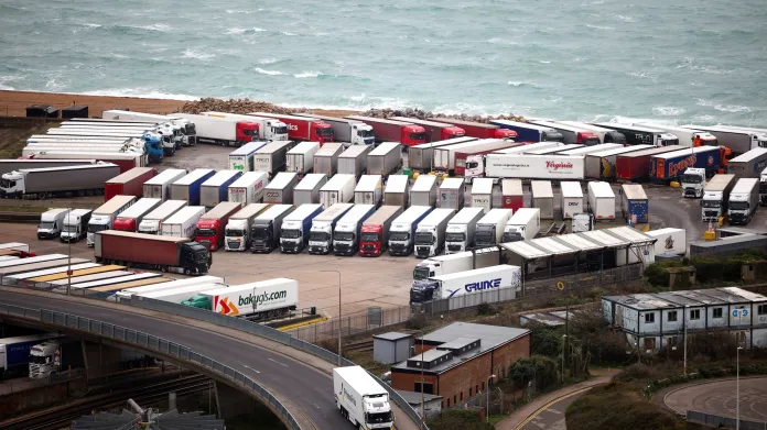 Kamiony v přístavu v Doveru