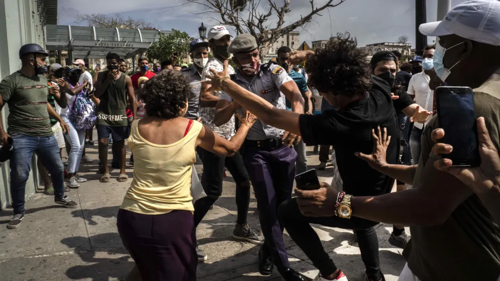 Policie zasáhla proti demonstrantům na Kubě