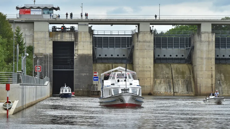 Výletní loď Malše a malá plavidla pod hněvkovickou přehradou