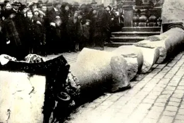 Před 95 lety padl Mariánský sloup