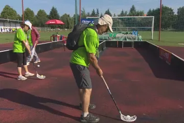 Senioři sprintují nebo balancují s míčkem. Sportovní hry prověřují tělo i mysl
