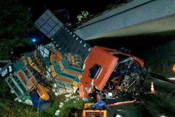 Na dálnici bouraly kamiony. Ten, který vezl šest tisíc kuřat, spadl z mostu