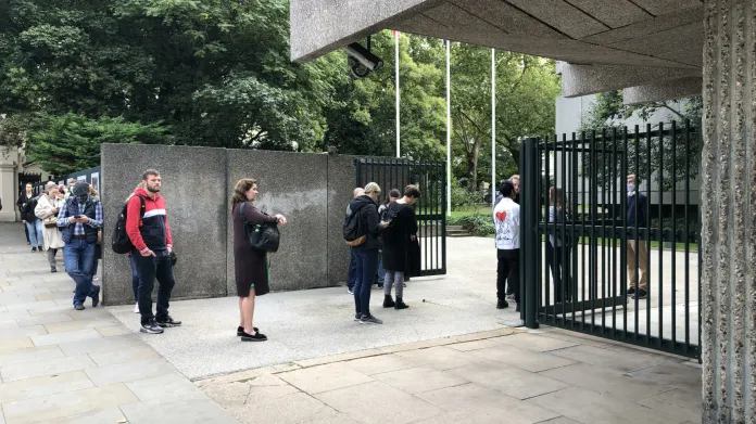 Fronta na volby před velvyslanectvím v Londýně