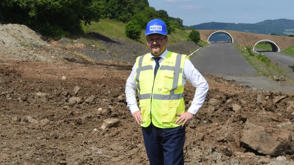 Ministr dopravy Dan Ťok u sesuvu na dálnici D8 u Dobkoviček (6. 6. 2016)
